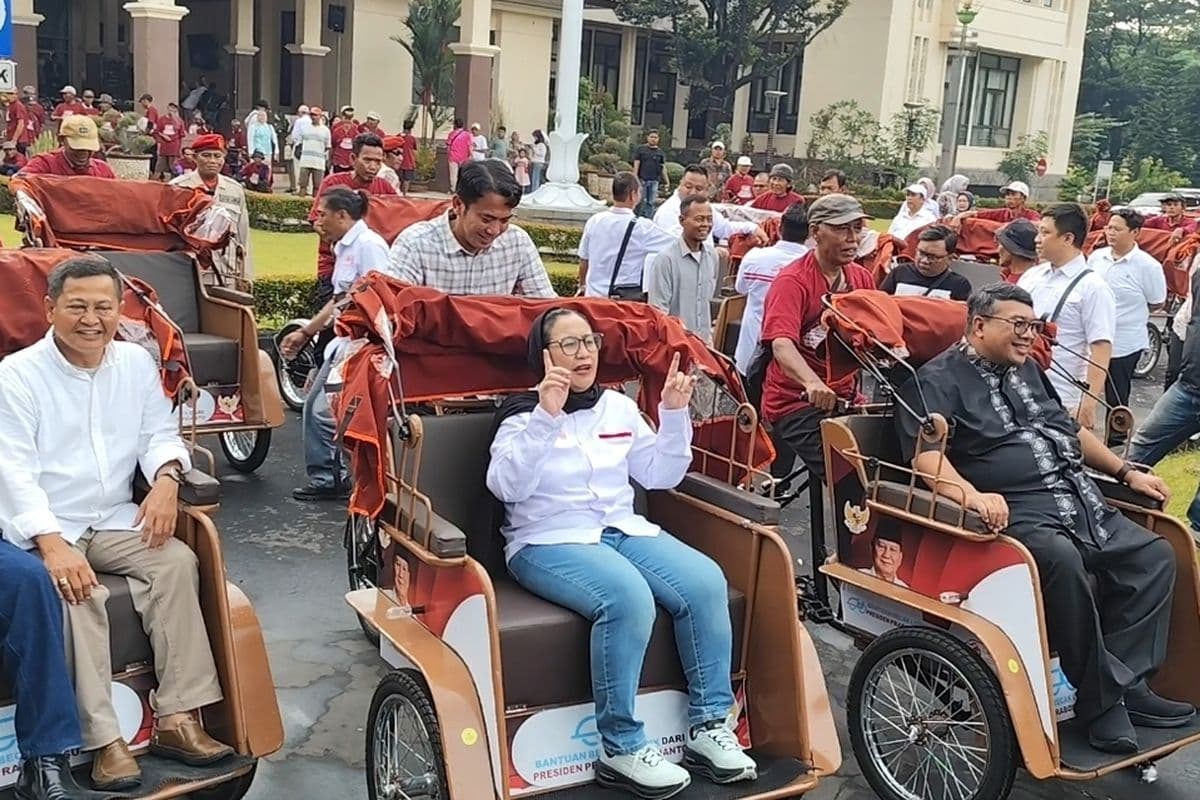 Presiden Prabowo Beri 100 Becak Listrik untuk Para Penarik Becak di Cirebon