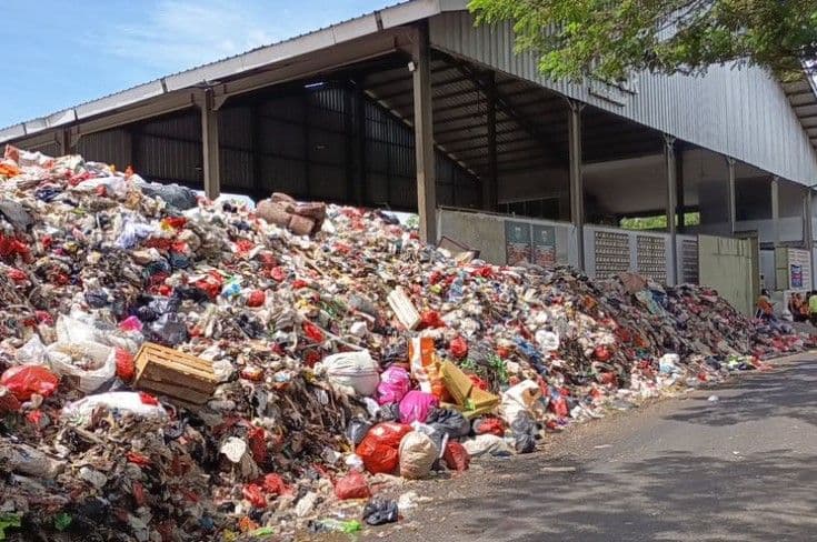 Sampah Menumpuk di TPS Rawa Bebek imbas Operasional Bantargebang Belum Normal